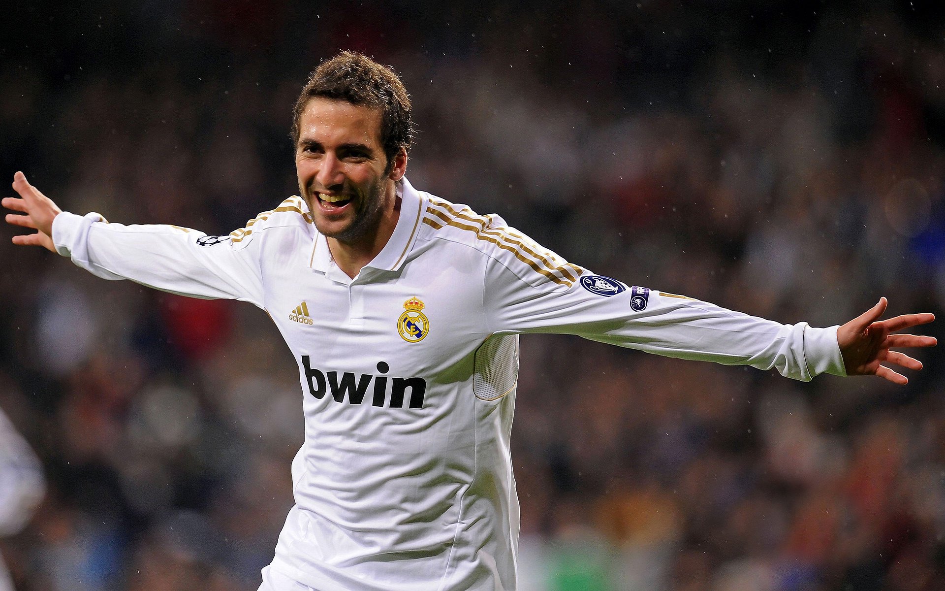 爱游戏APP-F1年度争冠之夜，库尔图瓦关键回合不手软